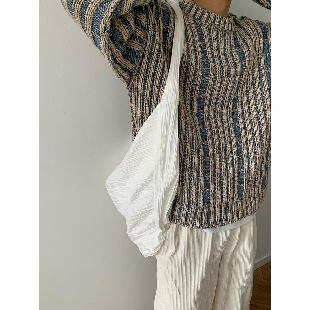 Men's casual round-neck knitted sweater.