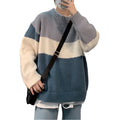 Men's loose-fitting knitted sweater.