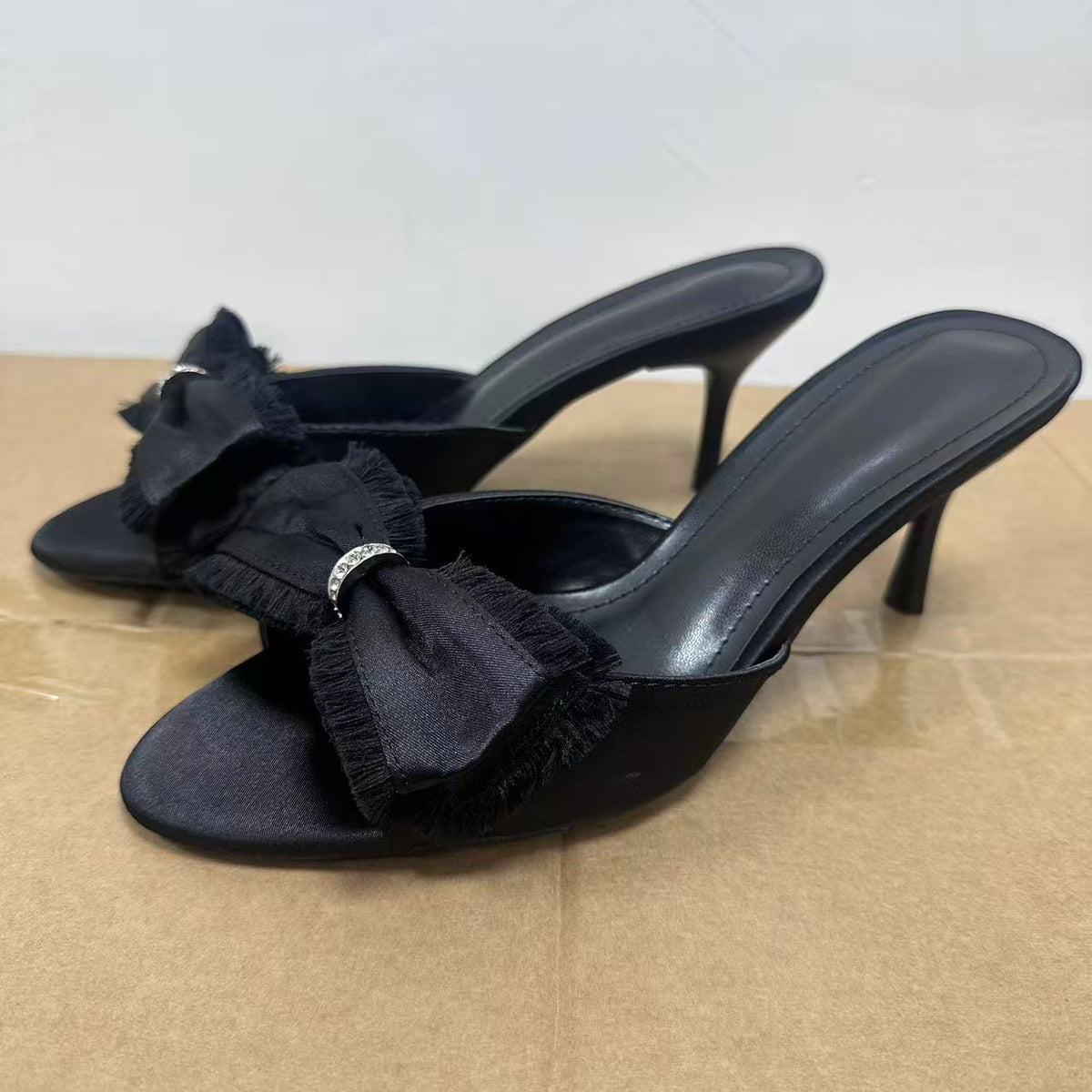 Bow-Trim Mule Heels – color detail